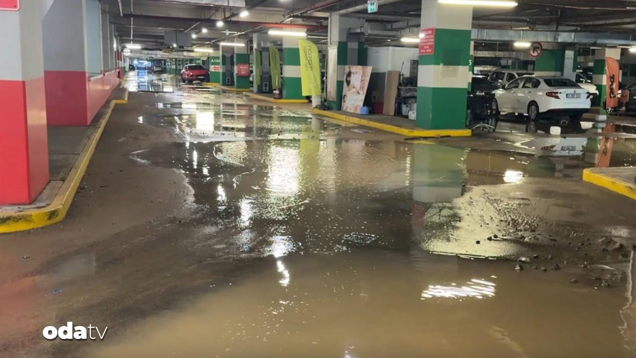 AVM otoparkını su bastı