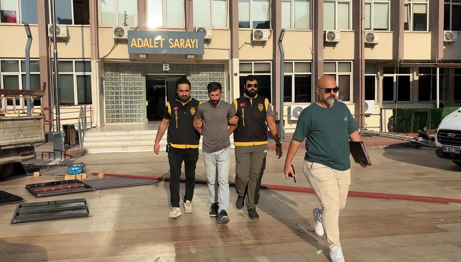 Kafedeki hükümlüyü müşteri gibi davranan polisler yakaladı