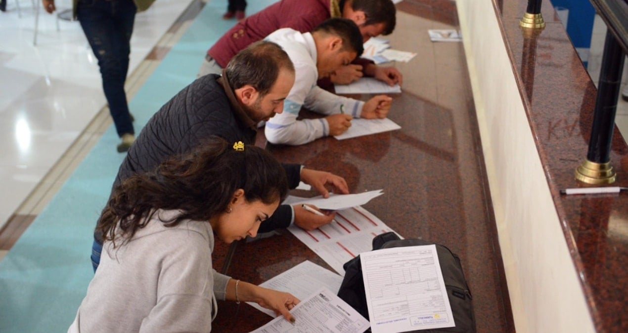 Üniversitelinin iş umudu garsonluk