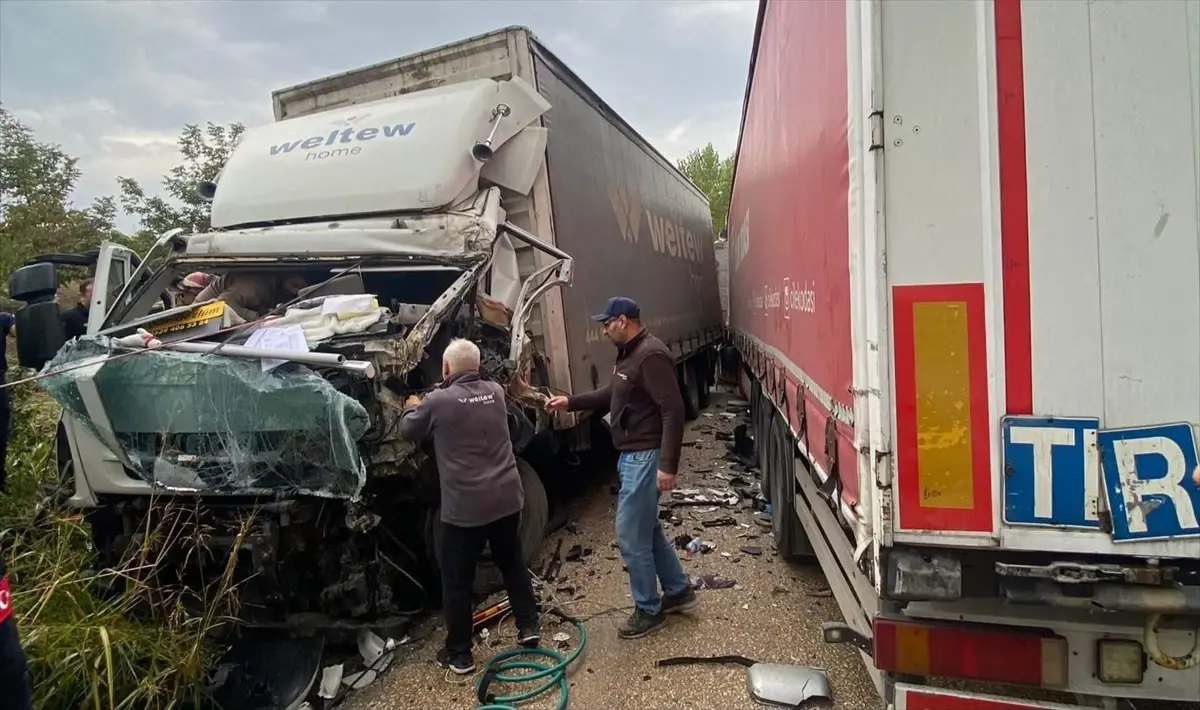 İnegöl’de Tır-Kamyon Çarpıştı: 1 Yaralı