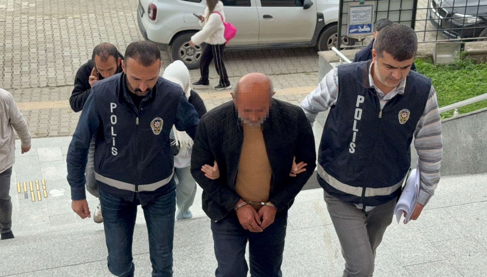 Kiralık araçla kaza yapan oğlu yüzünden banka soydu