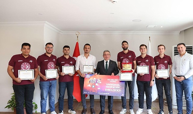 TEKNOFEST kapsamındaki yarışmalarda derece elde eden DEÜ’lü öğrenci ve akademisyenler, tebrik belgelerini DEÜ Rektörü Prof. Dr. Bayram Yılmaz’ın elinden aldı. teknofest kapsamindaki yarismalarda derece elde eden deulu ogrenci ve akademisyenler tebrik belgelerini deu rektoru prof dr bayram yilmazin elinden aldi PAP4J7iG
