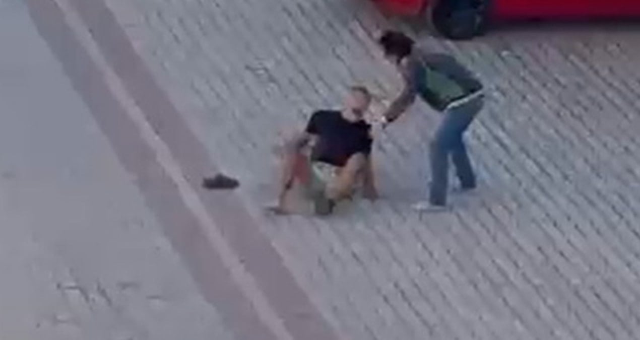 Annesinin sevgilisini 22 kez bıçakladı: Dehşet anı kamerada!