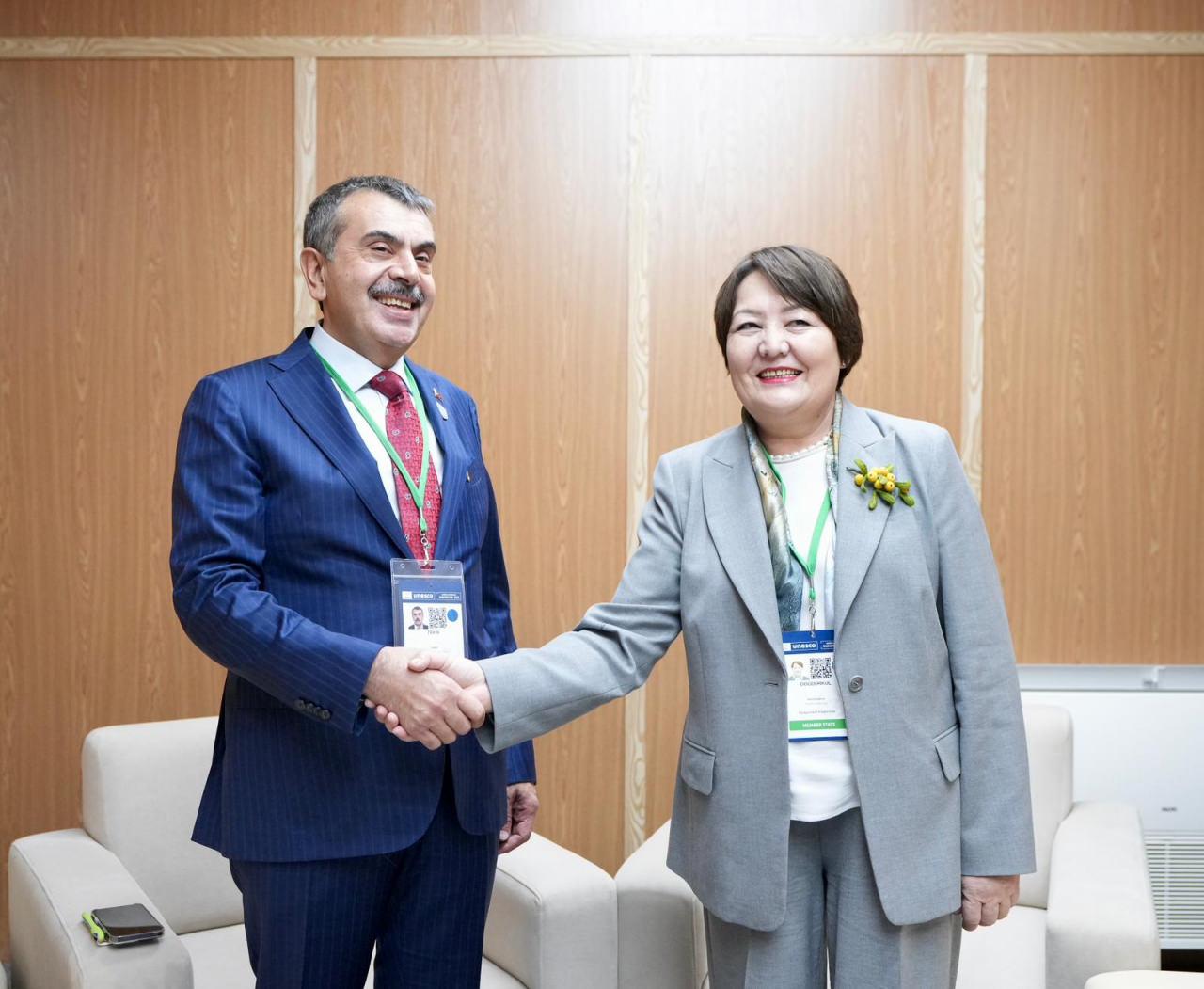 Kırgız Bakan Dogdurkul Kendırbaeva