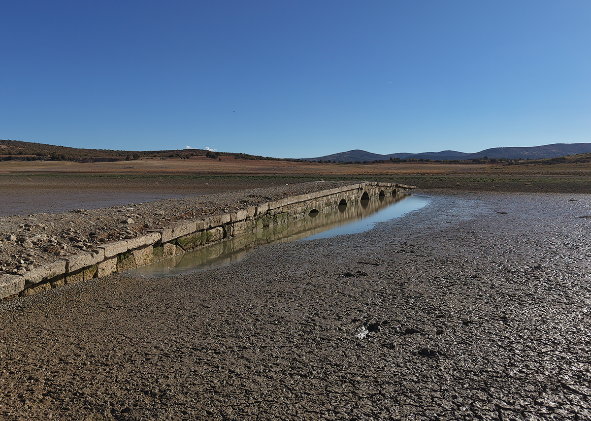Baraj çekildi: Tarihi köprü ortaya çıktı