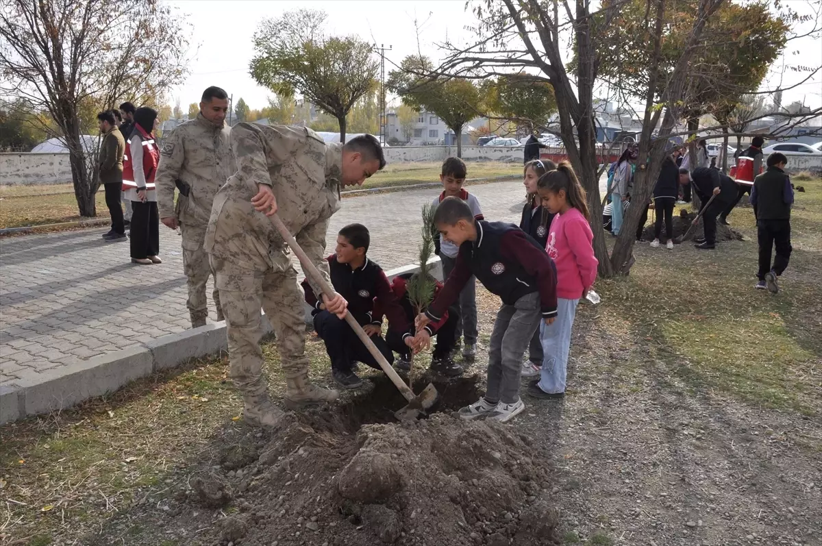 Bulanık’ta Milli Ağaçlandırma Günü’nde fidan dikildi
