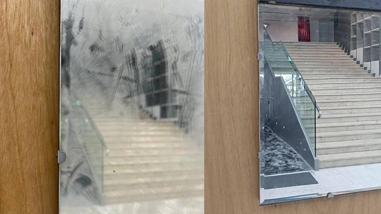 Sanat eserini ‘kirli ayna’ sanıp sildi