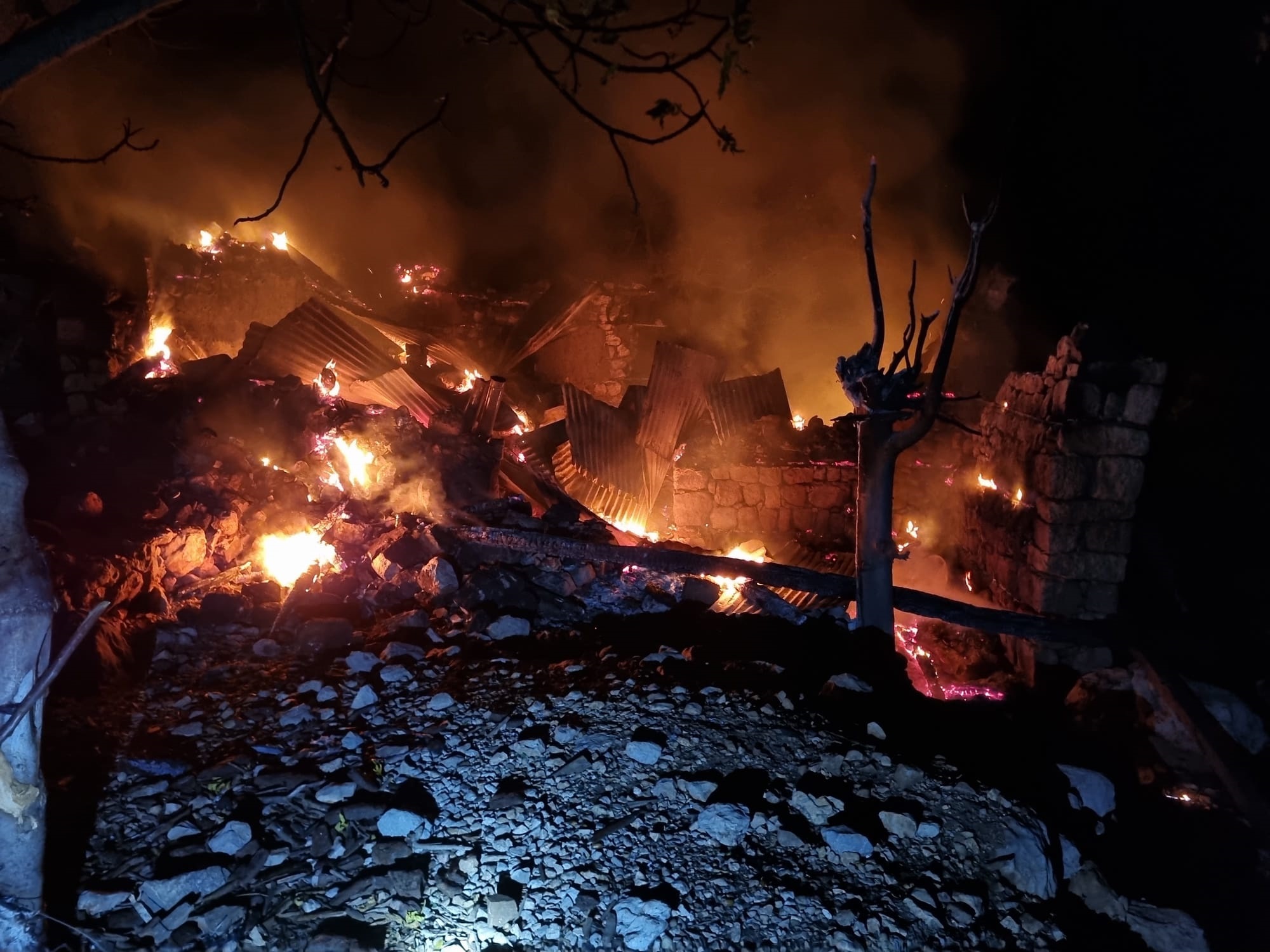 Adana’da yanan ev çöktü, Alzheimer hastası yaşlı kadın aranıyor