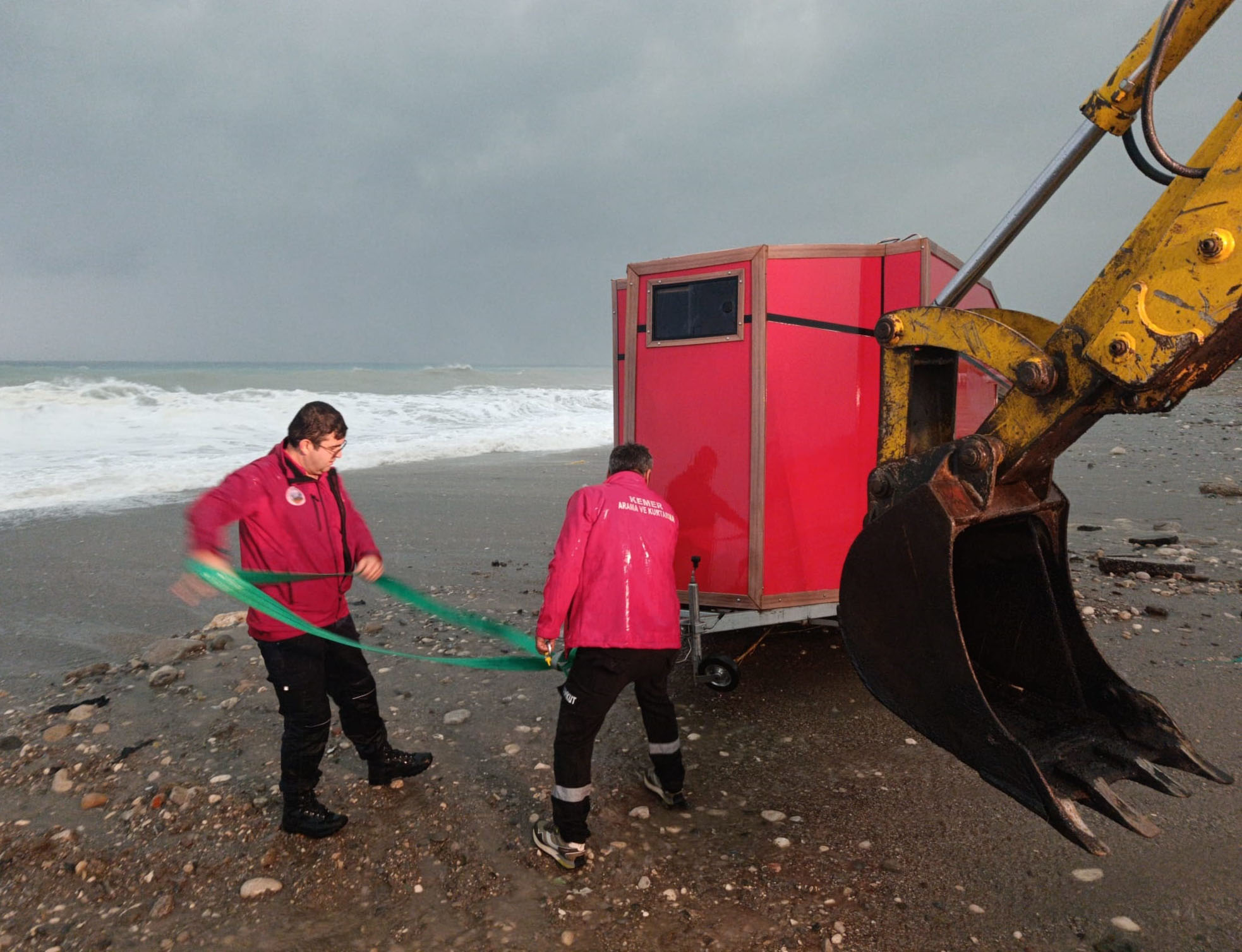 Antalya’da denize sürüklenen karavandaki turistler kurtarıldı