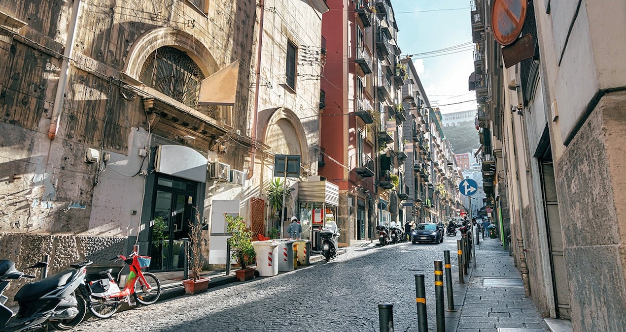 Dünyanın en sevilen yemeği orada ama yanardağın gölgesinde yaşıyorlar