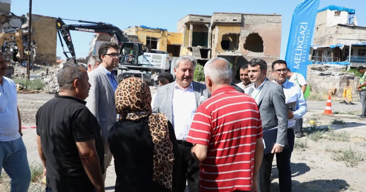 Kayseri Melikgazi’de metruk yapıya geçit yok