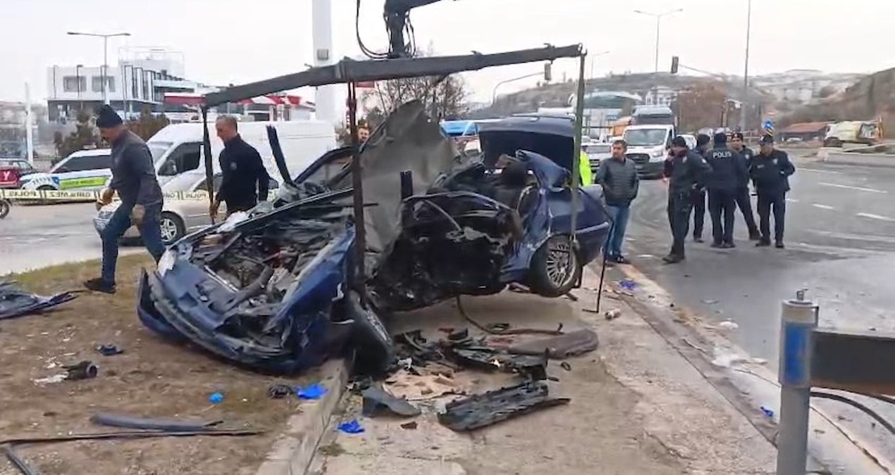 Minibüs ile otomobil çarpıştı: Ölü ve yaralılar var