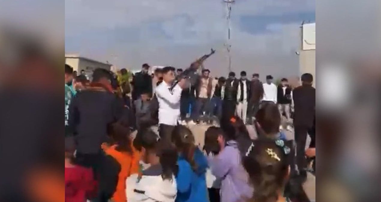 Onlarca çocuğun yanında uzun namlulu tüfekle havaya ateş açtılar