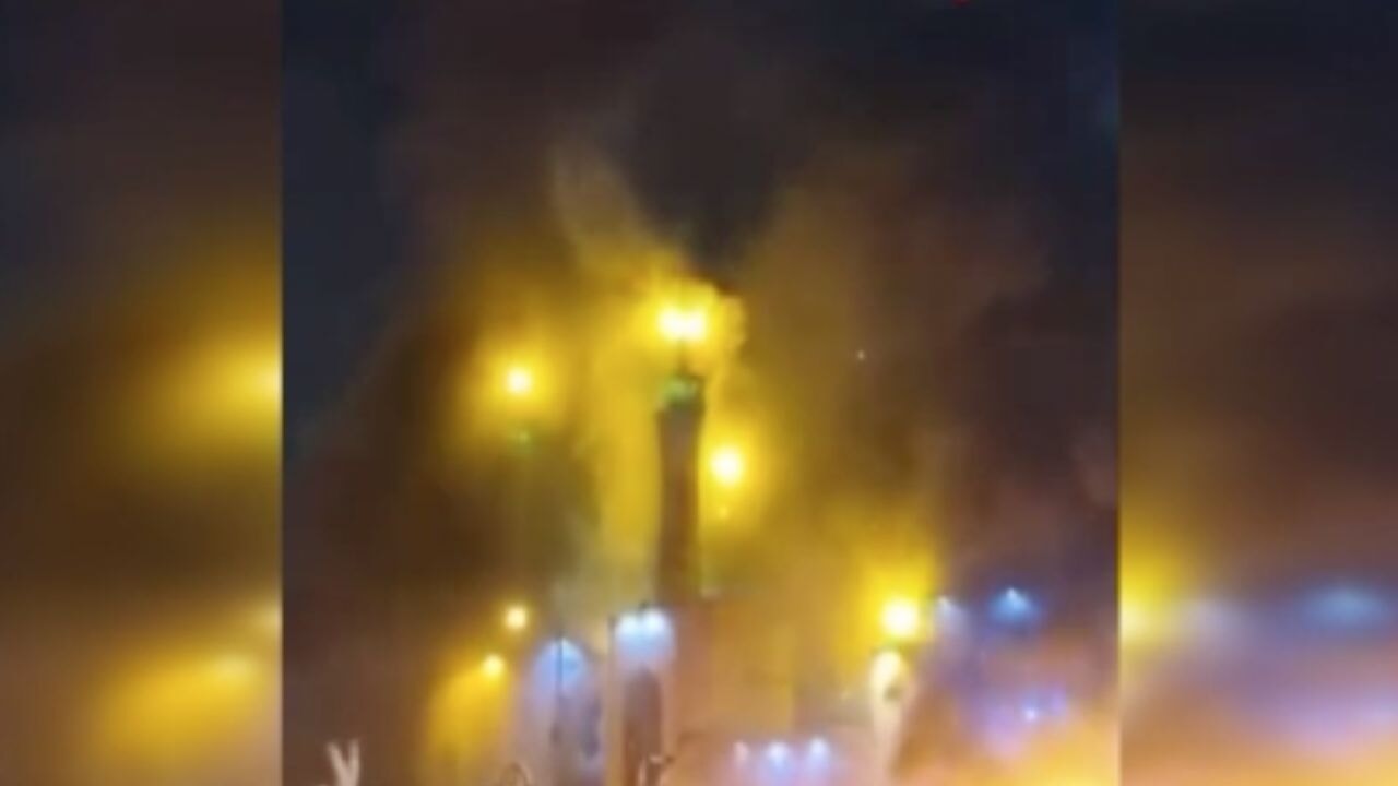 İran’da cami ve belediye binası ateşe verildi!.. Rıza Pehlevi’den açıklama