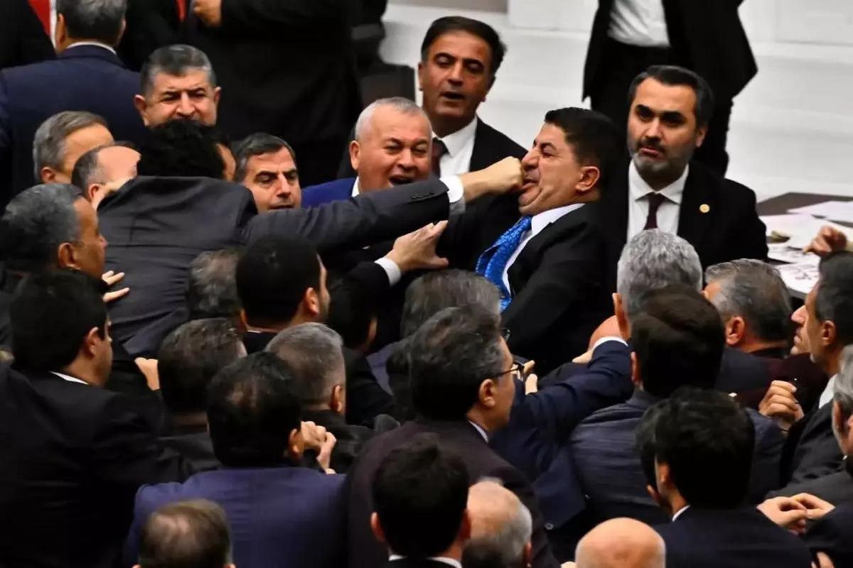 Meclis’teki kavgaları bitirecek düzenleme! Kavgacı vekillerin maaşları kesilecek