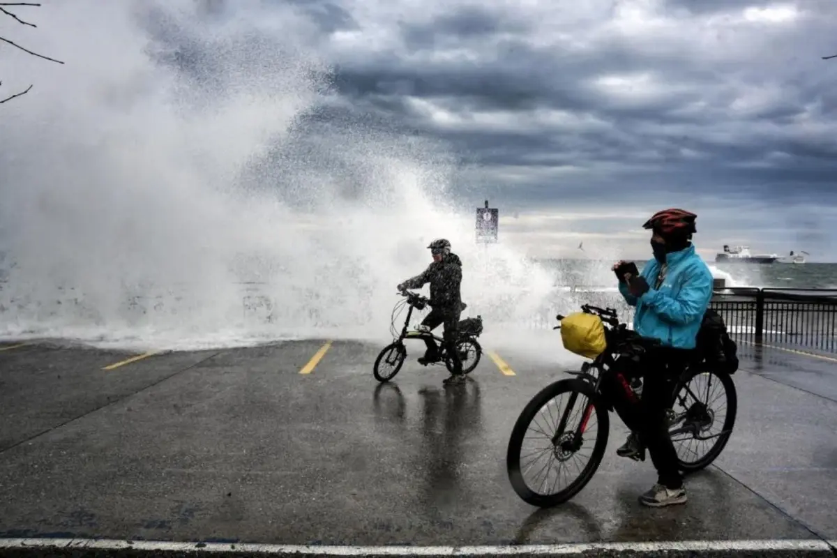 Megakentte lodos esareti! Dev dalgalar sahilleri dövdü
